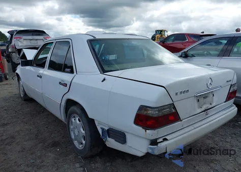 1995 Mercedes-Benz E 300D/300D Special из США, поврежденный, VIN WDBEB31E3SC150163